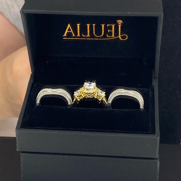 A GORGEOUS BRIDAL SET  BEST IN SIMULATED DIAMONDS ENGAGEMENT RING & 2 Wed Bands - Picture 6 of 11